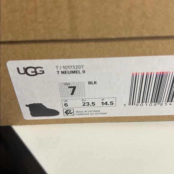 UGG- Neumel II, BLK, 2 kids QS - Picture 5 of 5